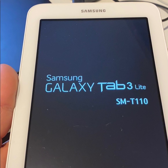 2 big iPad, 1 mini iPad, & 1 Samsung tablet - Picture 2 of 11